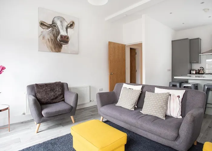 Modern Luxury Apartment, Sleeps 6, Best Location