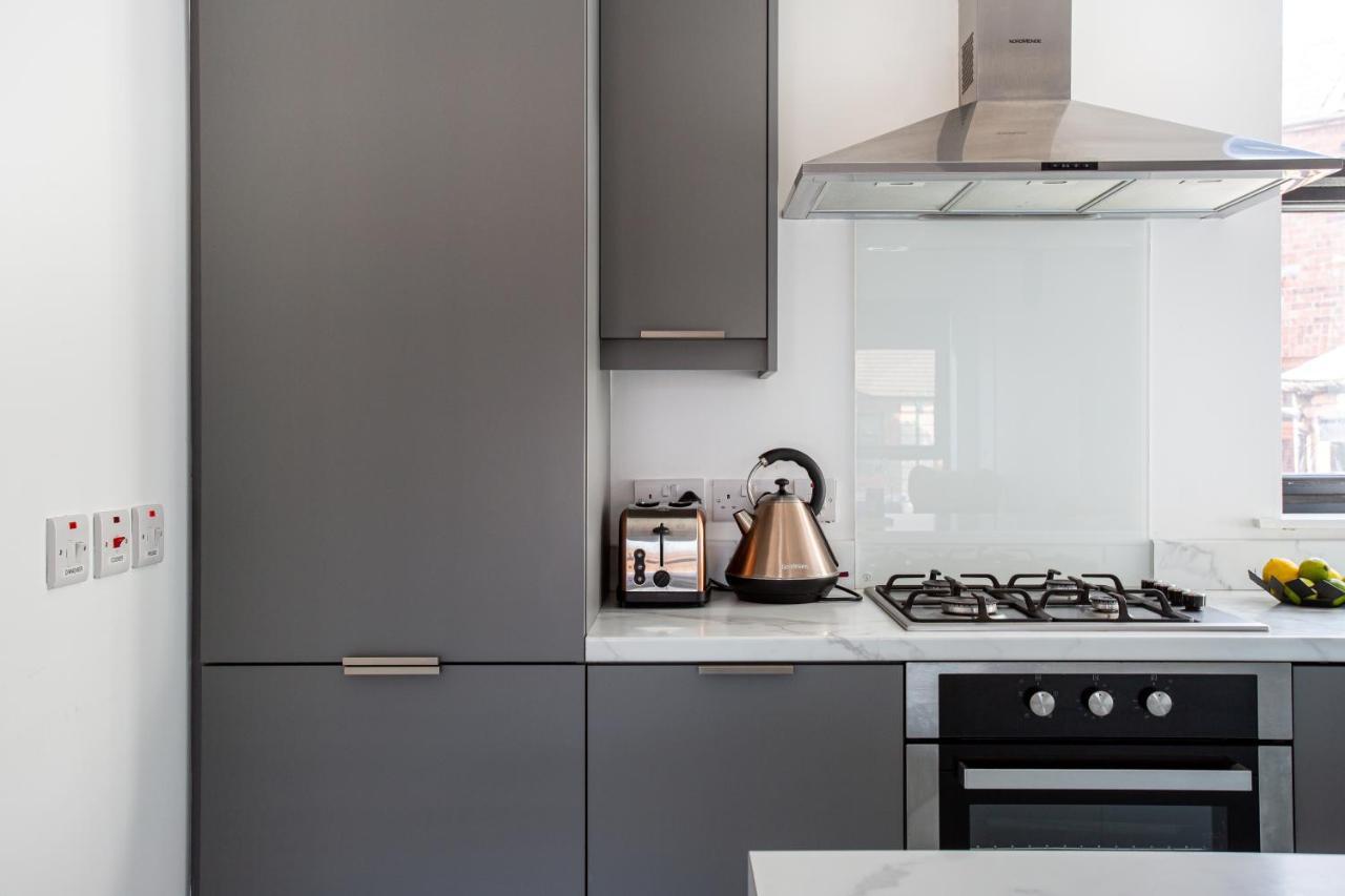 Modern Luxury Apartment, Sleeps 6, Location *