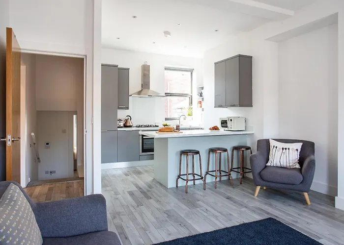 Modern Luxury Apartment, Sleeps 6, Best Location