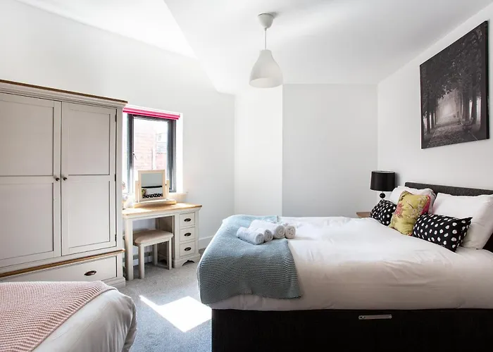 Modern Luxury Apartment, Sleeps 6, Best Location