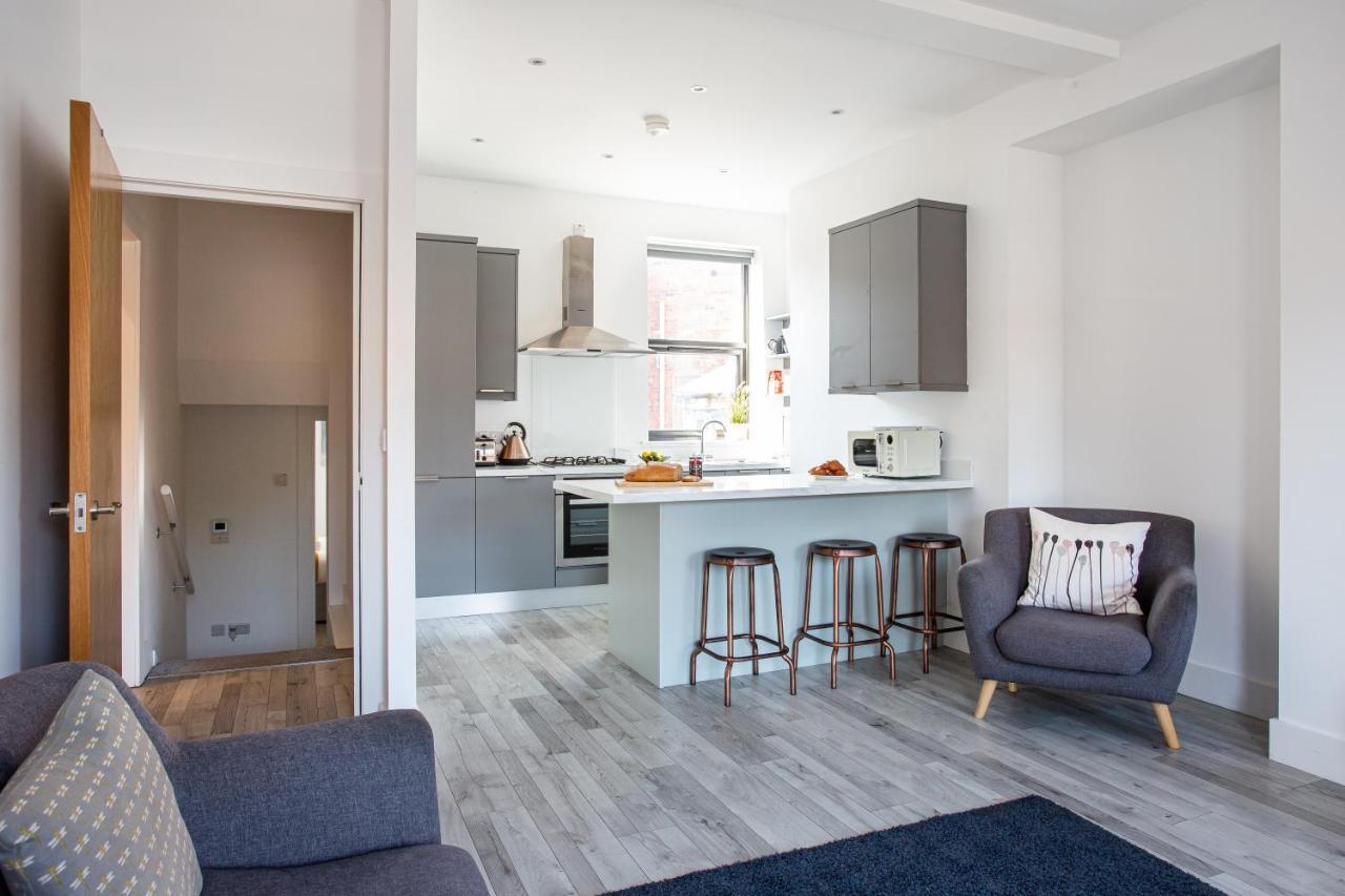 Modern Luxury Apartment, Sleeps 6, Location *