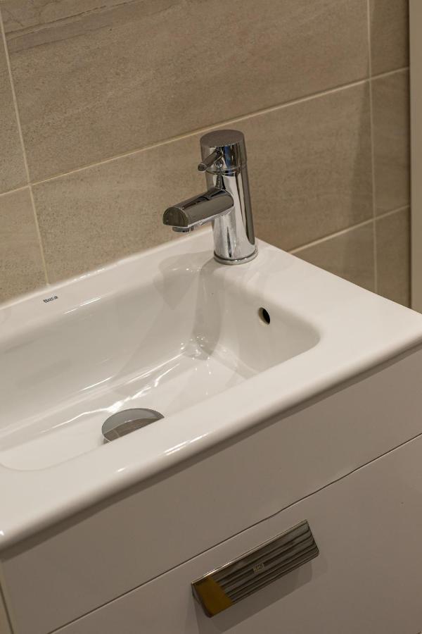 Modern Luxury Apartment, Sleeps 6, Location